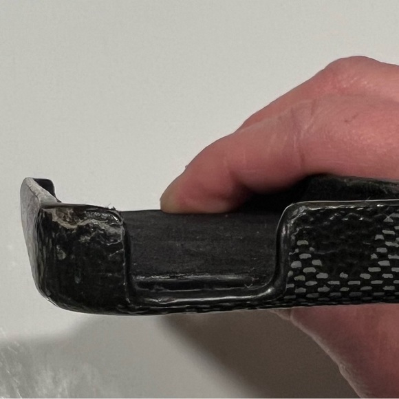 iPhone 5 Case. Black Hard Case with “C” design. Inside has a velvety felt finish - Picture 5 of 5